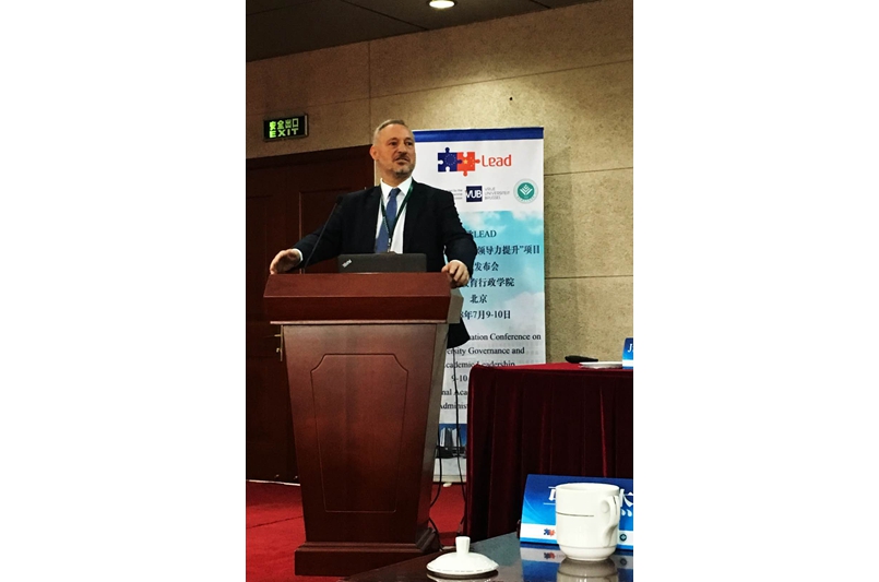 马托斯教授以“去中心化大学的治理中心化”为题目，分析了非集权式或者去中心化结构的优势和劣势，介绍了新里斯本大学治理结构和职能改革的背景和措施。 