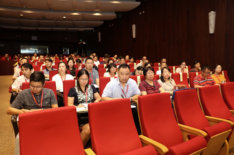 两个班来自全国高校的200位思想政治理论课骨干教师参加了开班仪式，开启了为期三周的专题研修。第七期的参训学员为本专科“形势与政策”课的骨干教师，第八期的参训学员为研究生思政课的骨干教师。（供稿：学校管理教研部 薛珊；摄影：图书信息技术部 于荣壮）