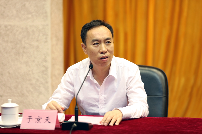 于京天强调高校思政课骨干教师培训班是中宣部和教育部党组联合举办的重要培训项目，是国家教育行政学院承办的关于学科教师专业培训的最重要的班次，希望学员们尽快从工作状态调整到学习状态，秉承学习研究的态度，相互切磋探讨；在基本学习条件的基础上，加强反思，聚焦困惑，找出关键性问题，争取在学习研修期间能够有所突破；利用研修期间的不同学习环节，开展各种形式的相互交流，打造可持续的学习共同体，持续为彼此的专业提升和发展提供支持和滋养；严格遵守各项纪律规定。