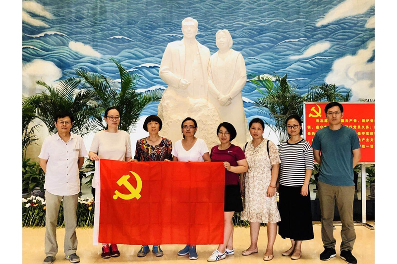 周恩来邓颖超纪念馆通过历史图片、实物和文献等生动再现了周恩来、邓颖超两位伟人光辉灿烂的一生以及为祖国、为人民鞠躬尽瘁的优秀品质和崇高精神。大家纷纷，通过重温革命先烈的英雄事迹，感悟国家伟人的为国为民情怀，再一次增强了自身的历史责任感和使命感，也更加坚信中国共产党的领导，同时也时刻提醒我们要铭记历史，不忘初心，以实际行动践行“幸福是奋斗出来的”，不负为今天幸福生活而负重前行的前辈先烈，为中华民族伟大复兴贡献自己力量。（学校管理教研部党支部 杨中超）