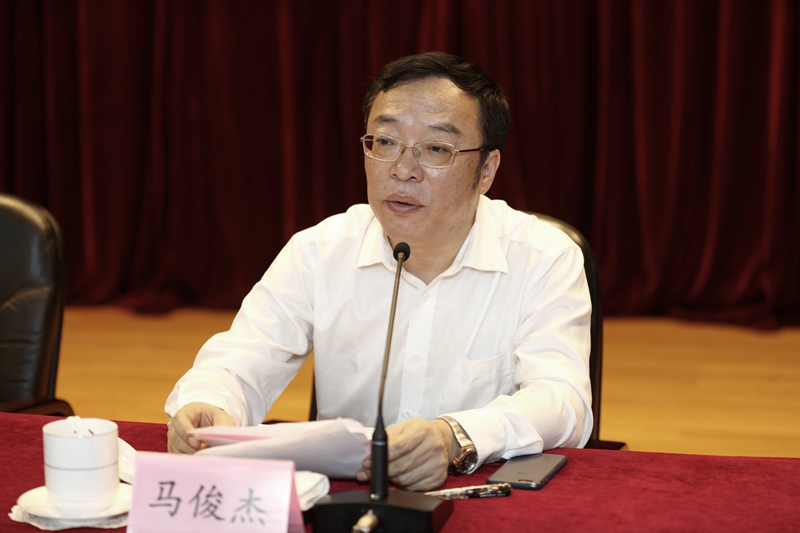 国家教育行政学院党委书记、常务副院长马俊杰主持开学典礼。学院党委副书记、副院长侯慧君，党委副书记、纪委书记朱保江，副院长于京天、王治军等领导班子成员出席开学典礼并在主席台就座。