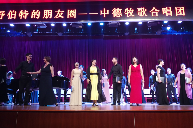 “舒伯特的朋友圈”室内音乐会由大合唱《牧人合唱》拉开序幕，演员们的演唱声情并茂，旋律激昂，扣人心弦。