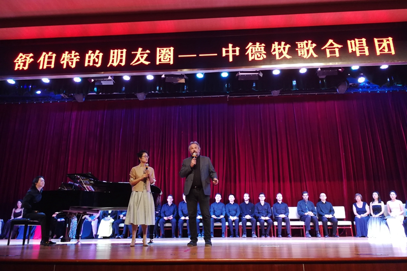 在演出进行过程中，德国艺术家Jochen穿插为现场听众讲解相关曲目的背景知识和音乐素养知识，中央财经大学的金菁老师全程翻译。