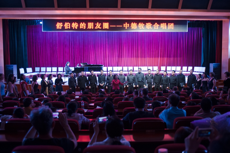 室内音乐会表演形式多样，40余位艺术家或在台上，或走下舞台，来到观众身边，让听众亲身感受高雅音乐艺术的魅力和艺术的熏陶。