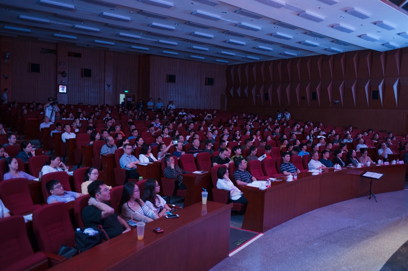 学院党委副书记、副院长侯慧君，副院长王治军等院领导和正在学院参加培训的第57期高校领导干部进修班、第55期高校中青年干部培训班、第11期全国县区督学培训班、第17期浙江高校中青年干部培训班的学员以及大兴区教委、学院附属实验学校有关领导、老师等近380位同志现场聆听了音乐会。（供稿：学院办公室 刘怡；摄影：图书信息技术部 杨立伟、汪伟）