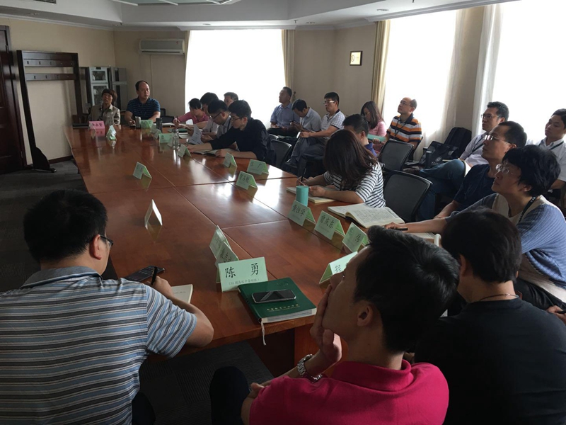 2018年9月17日下午，第55期高校中青班四班全体学员，围绕“‘以本为本’，不断提升高校人才培养能力”的议题展开讨论。讨论由四班班长、西北农林科技大学校长助理韦革宏主持，班主任李永贤老师参加。图为四班分班研讨活动现场。
