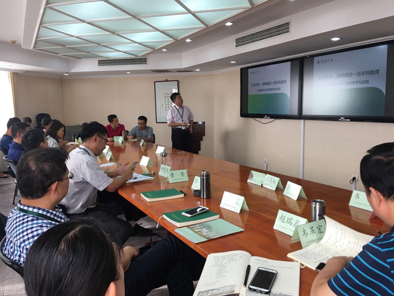 南京农业大学教务处处长张炜围绕“以本为本，加快建设一流本科教育”主题进行发言。他从农业人才培养的角度出发，认为农业院校应该培养顺应农业创新驱动发展的拔尖创新型人才、顺应农村一二三产融合发展的复合应用型人才、顺应农业农村发展新要求的实用技能型人才。要从专业优化调整、本研衔接寓教于研、双创教育产教融合、特色通识教育核心课程体系建设、信息技术与教育教学深度融合、构建科学的教育评价体系等方面入手，培养具有世界眼光、中国情怀、南农品质的卓越农林人才。