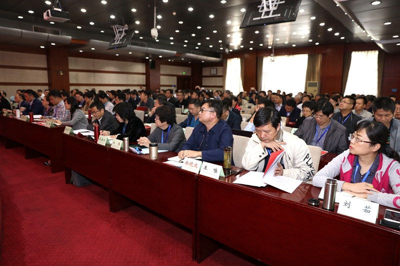 开班式后，张文斌作了“以习近平新时代中国特色社会主义思想为指导，写好新时代高校党建工作奋进之笔”的开班报告，共有来自全国的198位高校院系级党组织书记听取了报告。学员们将参加为期一周的培训学习。（撰稿：社会科学教研部 张虹；摄影：图书信息技术部 于荣壮）