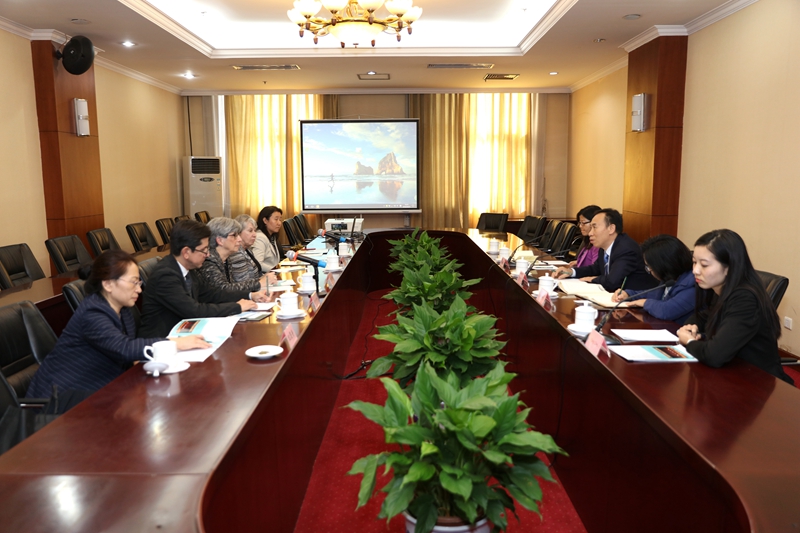 10月12日，北卡大学夏洛特分校教务长琼·罗登博士、文理学院院长南希·古特雷斯博士、助理教务长乔艾尔·戈耶格先生、孔子学院院长张永龄博士,以及孔子学院中方院长纪墨芳教授访问我院，学院副院长于京天会见来宾并与其会谈。