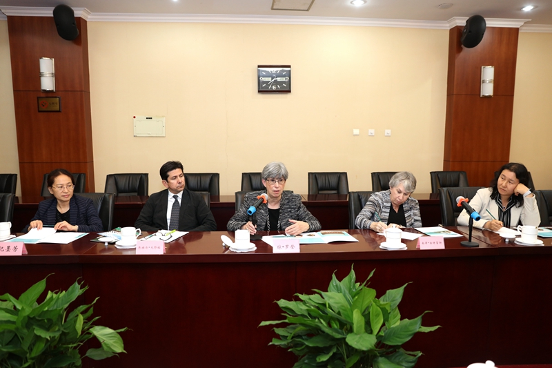 罗登以美国高校领导者的视角，对中国设置专门的教育领导培训机构对教育管理者进行培训的做法表示赞赏，并对夏洛特分校在管理者培训方面的实践做了简要介绍。文理学院院长、曾任全美文理学院院长联合会主席的古特雷斯，分享了联合会通过年会、工作坊等方式进行院长培训的做法。