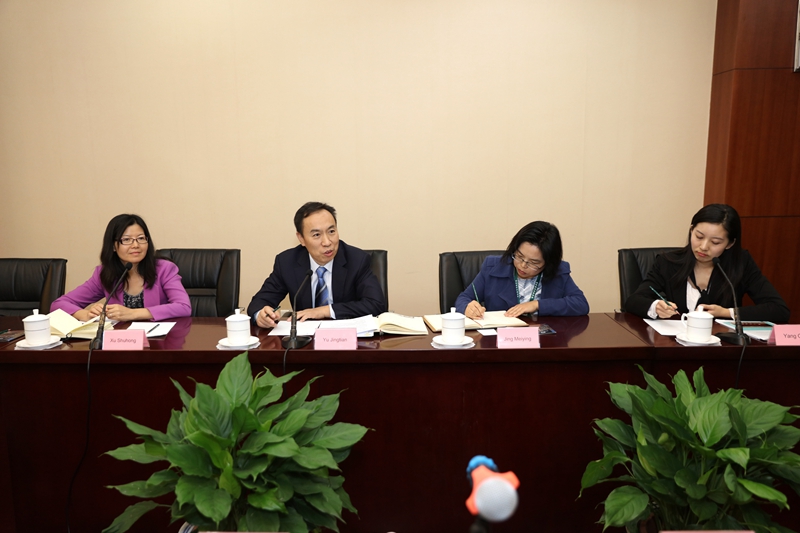 会谈中，于京天就学院和中国高等教育有关情况作了介绍。他结合学院性质和培训特色，向来宾简要介绍中国教育干部培训的起源和演变，以及新时代中国高等教育改革的最新动态，包括全国教育大会的有关精神、“双一流”建设的基本内容及重点任务等，并与来宾探讨了高校在内涵发展方面，尤其是人才培养和社会服务方面共同面临的问题。