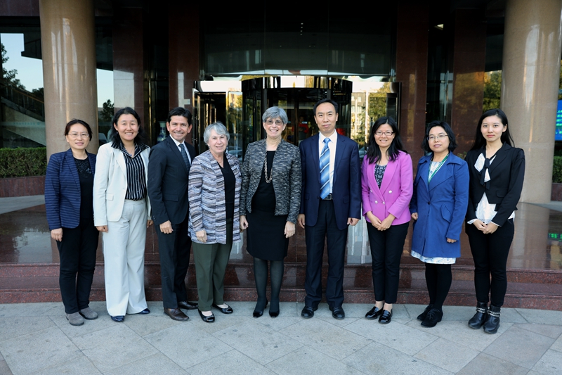 通过会谈，双方认为可以在多个方面开展合作与交流，并对合作的形式和内容交换了意见。此次是北卡大学夏洛特分校的首次来访。我院国际合作与培训部相关负责人及工作人员参加了会见。（供稿：国际合作与培训部；摄影：图书信息技术部 于荣壮）