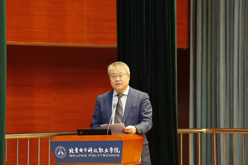 中国职业技术教育学会副会长、中华职业教育社常务理事、北京电子科技职业学院院长孙善学教授分别从制度建设、质量建设和功能建设等三个方面解读了《国家职业教育改革实施方案》的重点建设任务。
