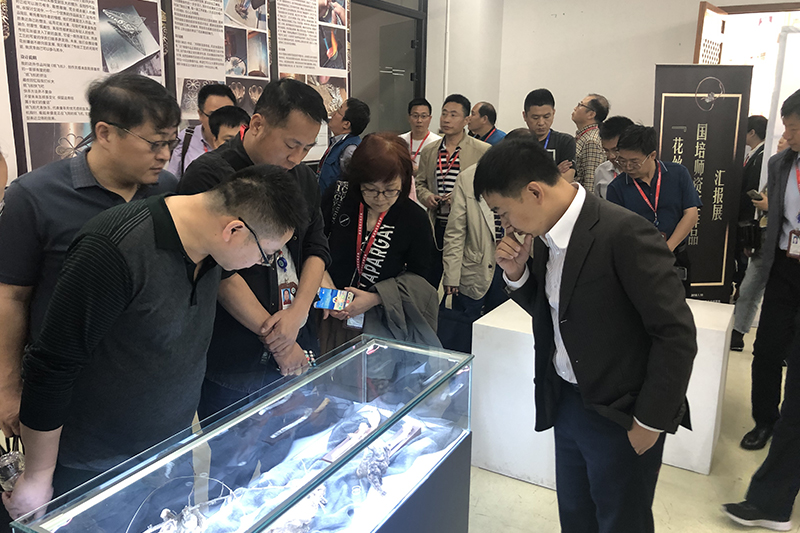学员们还参观了“花丝”镶嵌国培师资班作品汇报展，以及数码服装设计室、印染工作室、针织工作室、服装立体裁剪工作室等实训基地。