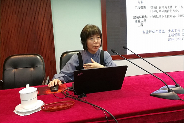 二班学员、中国矿业大学力学与土木工程学院院长叶继红，以《实践教学的土木工程创新人才培养中的探索》为题，介绍了力学与土木工程学院的百年办学历史，并详细阐述了“五位一体”的实习教学管理体系和“三驾马车”实践教学模式。