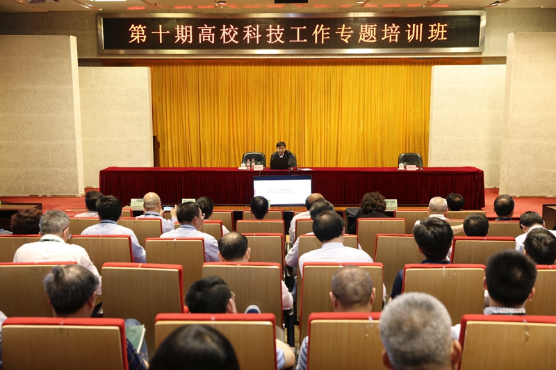 5月14下午，教育部原副部长、中国外文出版发行事业局局长杜占元应邀来院，为第十期高校科技工作专题培训班作题为“人工智能与未来教育”的专题报告。学院副院长于京天主持报告。