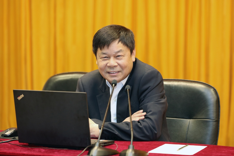 杜占元为学员们介绍了人工智能的典型应用、分类、影响，以及智能科技对政治、经济、军事、教育、文化和社会等领域可能带来的安全问题。他指出，人工智能会从诸多方面改变或影响教育，包括提供智能化支持、构建虚拟化环境和催生个性化学习等。他强调，国家应抓住智能科技原始创新窗口期，未来教育一定要注重培养学生最核心、最本质的素质，提高其运用思想和智慧创造价值的能力，这也是我们将来能够从容应对中美在智能科技领域可能面临的对决，以及人工智能对人类生存带来挑战的必然选择。