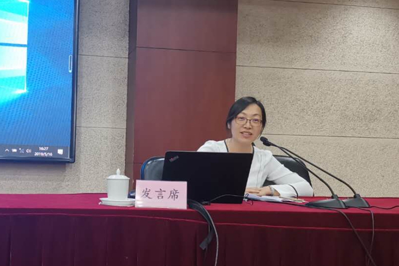 最后，三班班主任佛朝晖老师进行了综合点评。她认为，今天的论坛在进行了充分和热烈的讨论基础上，围绕区域经济发展与职业教育服务能力提升，各学校不断调整发展战略，加强校企合作、深化与产业对接，各学校都表现出了一个共同点：就是围绕国家战略，对接区域产业，服务区域经济。对内与对外分别采取调整办学模式、专业设置和课程结构和实现校企、校校、校政和跨区域合作的策略，走产教融合、校企合作之路，通过人才培养、培训、技术服务、鉴定、大赛和为中小学劳动教育服务等形式服务区域经济发展。（摄影：吉林电子信息职业技术学院 王凯）