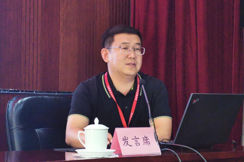 河北软件职业技术学院学生处处长卫进东以《全面提升职业教育服务能力，培育职业教育服务发展新动能——以河北高职教育为例》为题代表3班进行汇报，他介绍了调研内容、调研对象、调研形式以及河北高职教育的总体情况；从服务中国产业走向全球中高端人才培养项目、服务国家战略能力提升项目、服务区域发展能力提升项目、服务民生改善能力提升项目等四个方面提出了相关建议。
