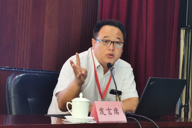 天津职业大学人事处副处长杨宝贵代表2班考察调研组进行汇报交流，他以《标杆引领，一道亮丽的风景》为题，从调研概况、思考与启发、建议与展望等三个板块进行了汇报。在调研概况板块中，他详细介绍了天津市职业教育发展现状、思政基地浸润育人助推立德树人、职业技能大赛“赛教融合”助力专业建设、鲁班工坊服务国家优质产能走出去战略、职教联盟助力京津冀教育协同发展等五个方面的内容；在思考与启发板块中，他主要从政府高站位对职教发展至关重要、高职教育发展要树立优秀品牌着眼国际化、校企广泛合作举办大赛和组建职教联盟更契合社会及专业发展需要等三个方面进行了阐述；在建议与展望板块中，他创造性地提出了传播、转化、交流、调整、帮扶等意见和建议。