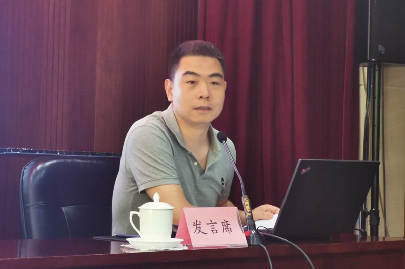 北京电子科技职业学院士官学院院长、党委武装部部长高强代表1班考察调研组进行汇报交流，他以《京津冀协同发展背景下的北京高职教育发展状况》为题，进口京津冀一体化的国家战略，介绍了北京市高职教育发展情况和北京市高职院校办学优势，指出京津冀一体化面临的“教育资源共享”、“专业设置与产业对接”、“高职教育一体化协调发展”三大难题，并从“顶层规划、协同发展，共享资源、优势互补，五方携手、深度融合”三个方面对北京高职教育发展提出了建议。