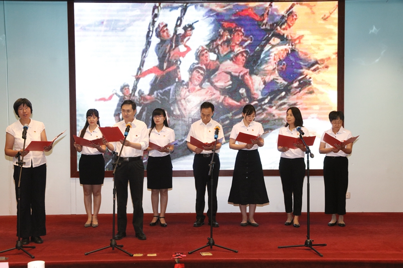 教务部党支部集体朗诵《沁园春•长沙》等四首毛泽东的经典诗词。