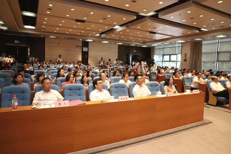 2019年是建党98周年、新中国成立70周年的重要年份！学院此次“不忘初心 牢记使命”诗文朗诵会进一步营造了良好的校园文化，坚定了党员的理想信念，凝聚了干事创业的信心。蓝图已绘就，奋进正当时！让我们乘着新时代的东风，不忘初心、牢记使命，逐梦前行，共创未来!（供稿：教育行政教研部 杨程；摄影：图书信息技术部 于荣壮）