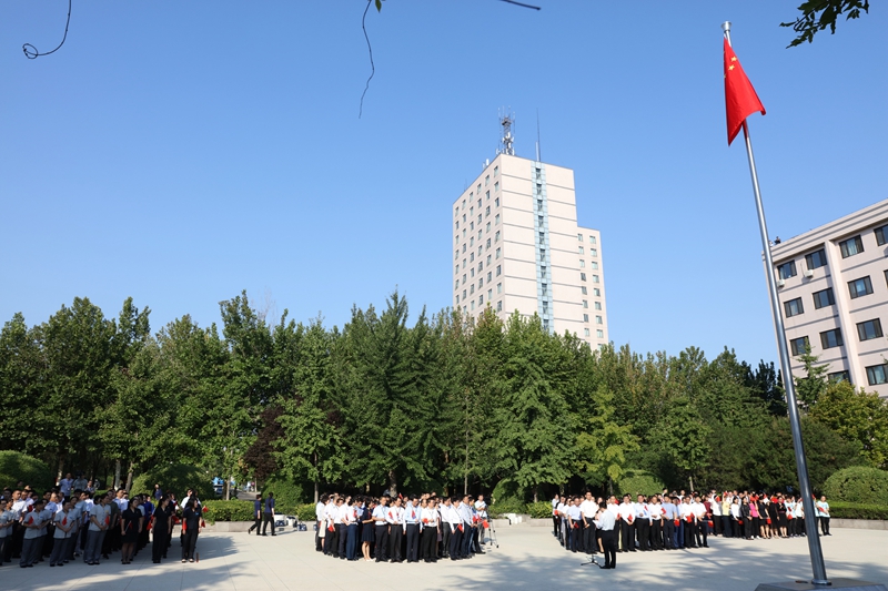 升旗仪式上，学院教职工代表、社会科学教研部赵京老师，学员代表、华东师范大学纪委副书记俞黎阳先后发言。学院党委书记、常务副院长侯慧君讲话。