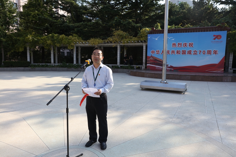 俞黎阳发言时说，在这举国欢庆的日子里，在首都北京，在国家教育行政学院，参加这样隆重的升旗仪式，我们第58期高校中青班的77名学员，都感到特别幸运，都具有特别重要的意义，将会终身难忘。使命呼唤担当，使命引领未来。在此，我代表中青班全体学员，郑重承诺，我们一定会倍加珍惜，刻苦学习，用实际行动认真落实陈宝生部长提出的“六项要求”，不辜负领导和老师对我们的教诲和期待，不辜负组织的培养和重托；我们一定要积极响应党中央的号召，奋发有为，锲而不舍，为实现中华民族伟大复兴的中国梦而不懈奋斗！