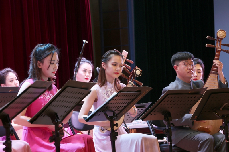 其中，“古韵悠扬”篇章演奏了《春江花月夜》《十面埋伏》《夜深沉》；“七彩中国”篇章演奏了《在那遥远的地方》《山歌》《草原天地》；主题“不忘初心”篇章演奏了《之初》《延安随想》《一杯美酒》《故乡是北京》等精彩曲目，将音乐会逐步引向高潮，为观众带来了一场精彩绝伦的艺术视听盛宴，演出赢得了一阵阵热烈的掌声。