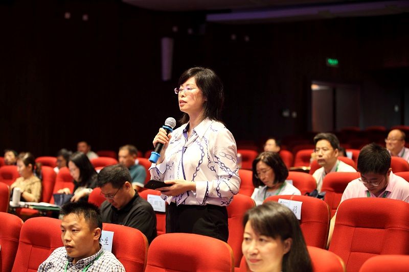 5班和6班学员演练记者组。5班学员、南京师范大学学生工作处处长李莉代表记者组小结。