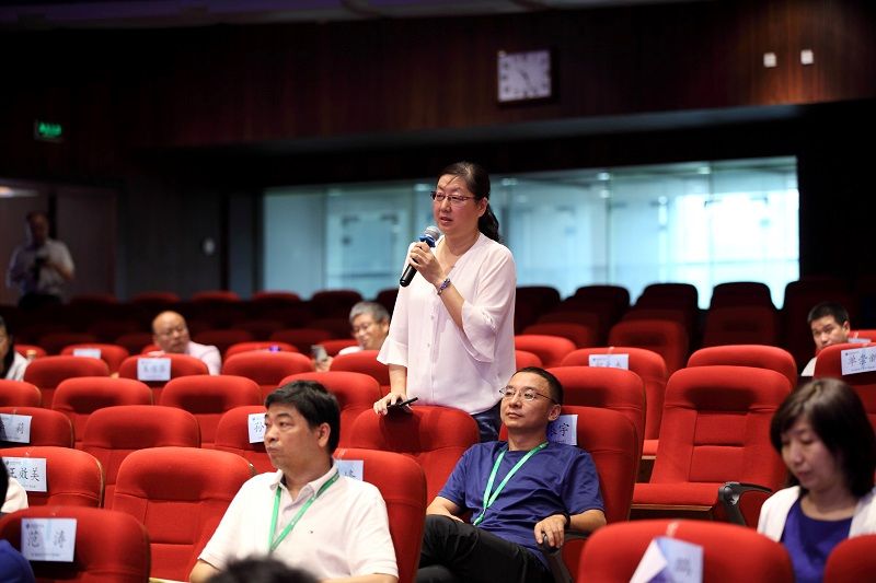 3班和4班学员演练记者组。3班班长、宁夏大学组织部部长韩惠丽代表记者组小结。