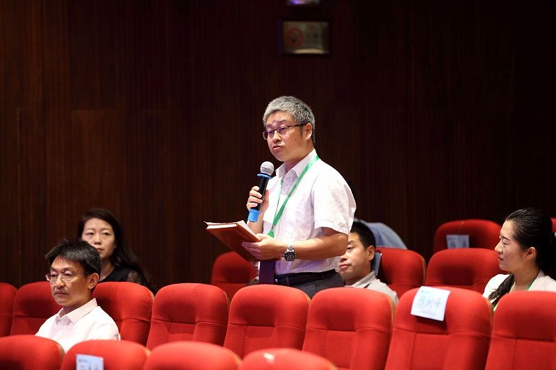 9班和10班学员演练记者组。9班学员、石河子大学农学院党委书记、院长刘怀锋代表记者组小结。
