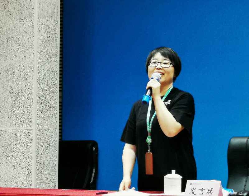 一班学员、浙江大学机关党委书记、党委组织部副部长刘艳辉以“不忘初心、牢记使命,应对变局、开拓新局”为题,交流了一班党支部围绕新时代大学的发展格局与使命、落实立德树人根本任务、大学内涵建设和质量提升等方面展开集体学习研讨的情况。 一班学员、浙江大学机关党委书记、党委组织部副部长刘艳辉以“不忘初心、牢记使命,应对变局、开拓新局”为题,交流了一班党支部围绕新时代大学的发展格局与使命、落实立德树人根本任务、大学内涵建设和质量提升等方面展开集体学习研讨的情况。