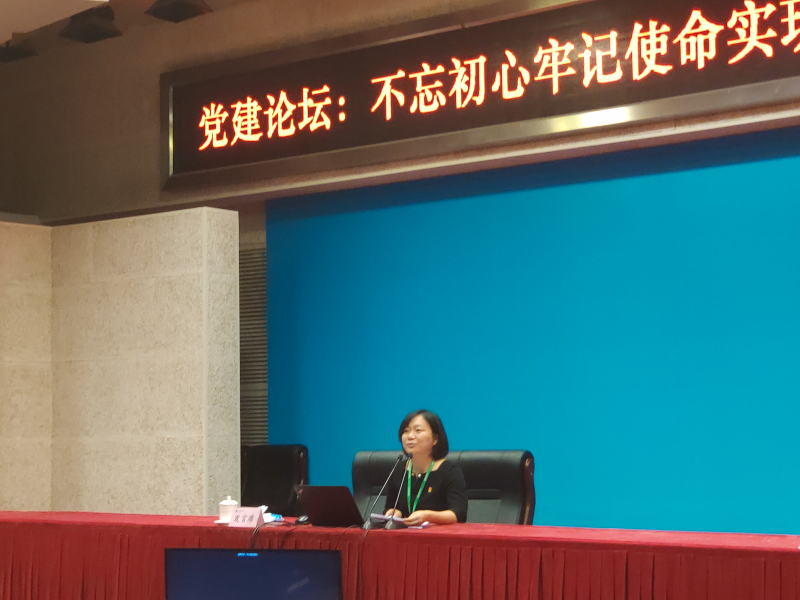 二班学员、郑州大学数学与统计学院党委书记冀娟做了题为“锐意进取、拥抱创新,为党育人、为国育才”的交流发言,引用“科学本来就有诗意”“丹心从来系家国”表达高校教育工作者的情怀和追求,认为高校应将科研与育人紧密结合,充分尊重学生的主体地位,让育人实效经得起检验。 二班学员、郑州大学数学与统计学院党委书记冀娟做了题为“锐意进取、拥抱创新,为党育人、为国育才”的交流发言,引用“科学本来就有诗意”“丹心从来系家国”表达高校教育工作者的情怀和追求,认为高校应将科研与育人紧密结合,充分尊重学生的主体地位,让育人实效经得起检验。