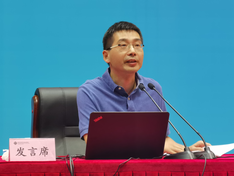 四班学员、华东师范大学党委常委、宣传部部长、马克思主义学院院长顾红亮做了“坚守教育报国初心,勇担立德树人使命”的交流发言,重点交流了班级聚焦加强高校党的领导、创新人才培养、教师队伍建设和科研评价改革四方面的研讨成果。 四班学员、华东师范大学党委常委、宣传部部长、马克思主义学院院长顾红亮做了“坚守教育报国初心,勇担立德树人使命”的交流发言,重点交流了班级聚焦加强高校党的领导、创新人才培养、教师队伍建设和科研评价改革四方面的研讨成果。