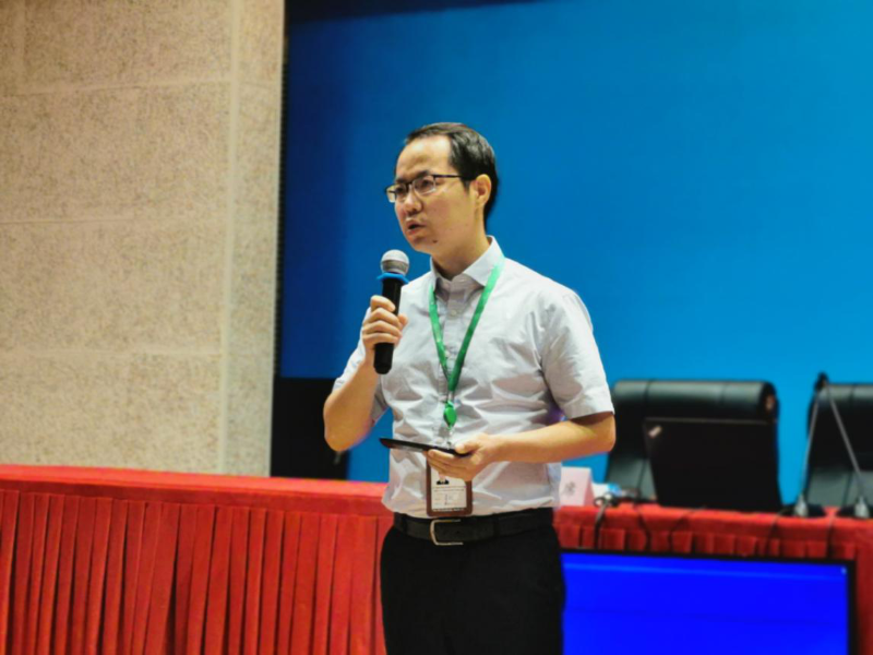 重庆大学电气工程学院院长李剑娓娓道来网球的基本知识和自己与网球的不解之缘，诠释网球运动塑造的可贵品质，带大家在神游中“散打”网球，消除对网球运动的误解，领略网球运动的别样魅力。