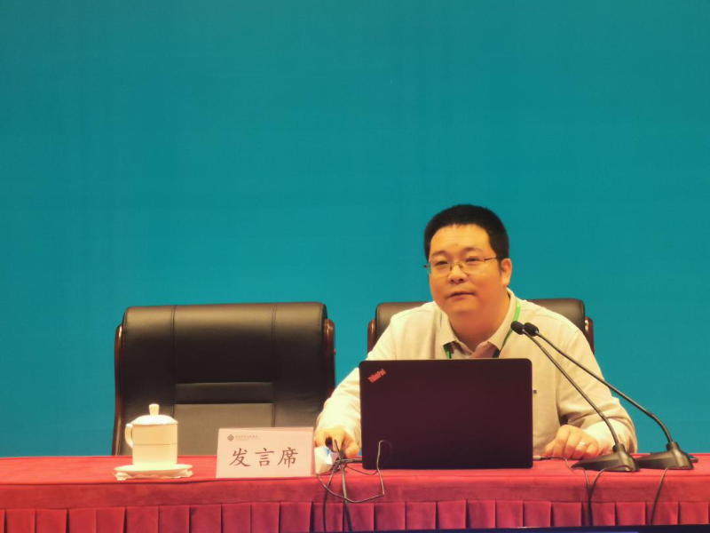 兰州大学历史文化学院院长杨红伟的发言主题是“藏族历史文化解析”。他梳理了古代西藏佛教史的发展脉络，让大家了解了藏传佛教的概念、特点，以及和其他不同教派之间的相互影响，通过对于不同阶段藏族历史文化的现象分析和价值剖析,开阔大家的视野，提升文化素养。