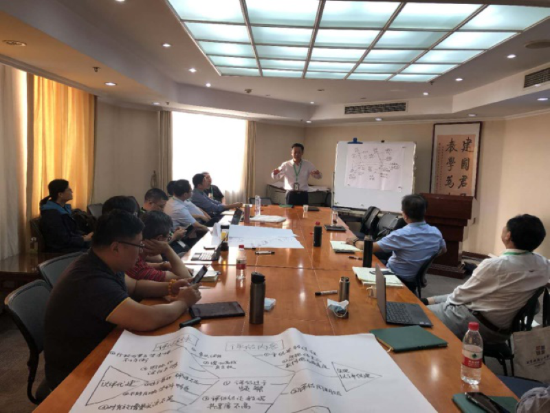 “学科建设”组在余海波老师的导学和启发下，深入思考、踊跃发言，畅谈了学科建设的相关问题。杨红伟、刘三女牙、周伟、文继荣和王洛忠分别汇报了组内同学的研讨情况和主要结论。