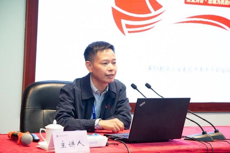一班学员，浙江理工大学艺术与设计学院党委书记、副院长王伟用讲生动故事、举身边例子的方式，形象讲述了二级学院党组织要发挥政治核心作用，就要提高政治站位，善于跳出基层看基层、跳出教育看教育、跳出党建看党建、跳出党务看支部、跳出问题看问题，竖起坚定学院正确办学方向、推动学院事业发展的党建工作方面“五根支柱”，激发党建工作张力，维护良好政治生态，建强学院战斗堡垒，服务学院中心工作，保障学院风清气正，促进学院改革发展。