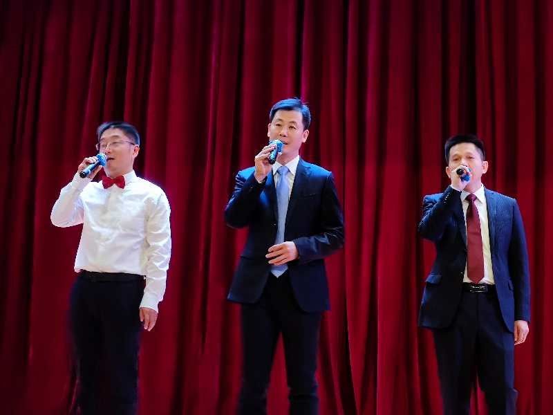 联欢会中精心设计的国王和天使活动揭秘并赠送小礼物、抽奖活动，更是把欢快、热烈的气氛推向高潮。精彩留不住时间的脚步，两个多小时的联欢会在全场同唱《歌唱祖国》的嘹亮歌声里圆满落幕。培训即将结束，离别就在明天，但“国教缘、同学情”将永留心间！   （供稿：3班组宣委 天津外国语大学党委常委、副校长 余江，审稿：分班主任 学校管理教研部 刘益东）