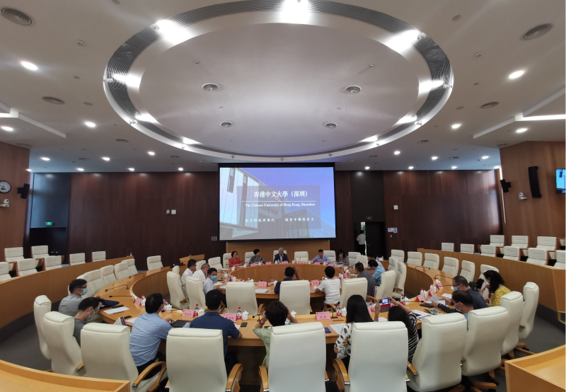 广东团一行21人调研了广州、深圳等地的部分高校和企业,先后走访了华南理工大学、华南农业大学、中山大学、深圳大学、香港中文大学(深圳)5所高校,华为技术有限公司位于东莞松山湖的研发中心和深圳改革开放展览馆,还沿着习近平总书记足迹在莲花山开展了主题党日活动。调研团根据不同高校的办学特点,通过召开座谈会、现场交流、实地考察等方式,就“双一流建设与新工科人才培养”“产学研结合、服务地方经济社会发展”“管理体制机制创新及拔尖人才培养”等专题进行了考察、学习和研讨,与所调研高校领导和相关人员进行互动交流。图为广东调研团在香港中文大学(深圳)座谈。 广东团一行21人调研了广州、深圳等地的部分高校和企业,先后走访了华南理工大学、华南农业大学、中山大学、深圳大学、香港中文大学(深圳)5所高校,华为技术有限公司位于东莞松山湖的研发中心和深圳改革开放展览馆,还沿着习近平总书记足迹在莲花山开展了主题党日活动。调研团根据不同高校的办学特点,通过召开座谈会、现场交流、实地考察等方式,就“双一流建设与新工科人才培养”“产学研结合、服务地方经济社会发展”“管理体制机制创新及拔尖人才培养”等专题进行了考察、学习和研讨,与所调研高校领导和相关人员进行互动交流。图为广东调研团在香港中文大学(深圳)座谈。