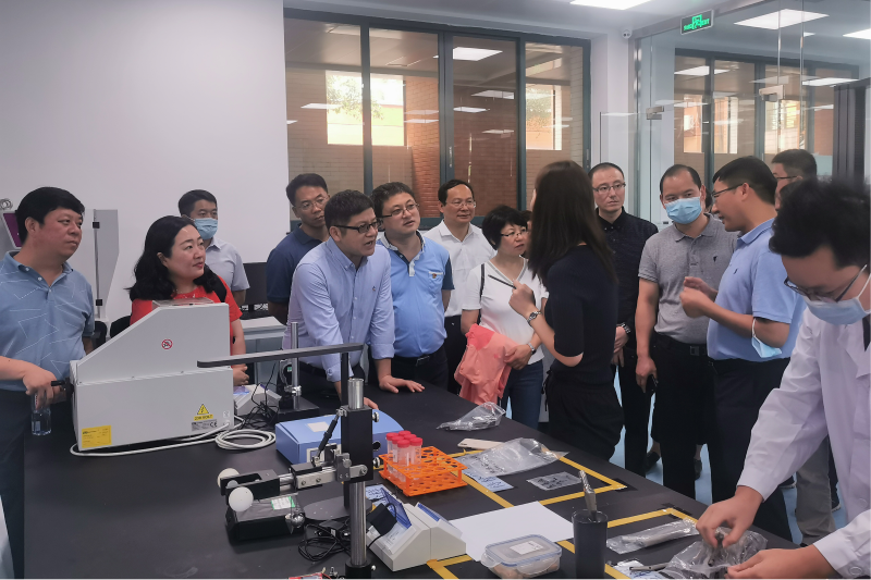 10月14日,广东调研团在华南理工大学国家重点实验室交流。 10月14日,广东调研团在华南理工大学国家重点实验室交流。