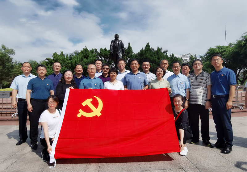 10月15日,广东调研团在深圳莲花山举行主题党日活动,向邓小平同志铜像献花,围绕习近平总书记在深圳经济特区建立40周年庆祝大会上的重要讲话展开现场学习。 10月15日,广东调研团在深圳莲花山举行主题党日活动,向邓小平同志铜像献花,围绕习近平总书记在深圳经济特区建立40周年庆祝大会上的重要讲话展开现场学习。