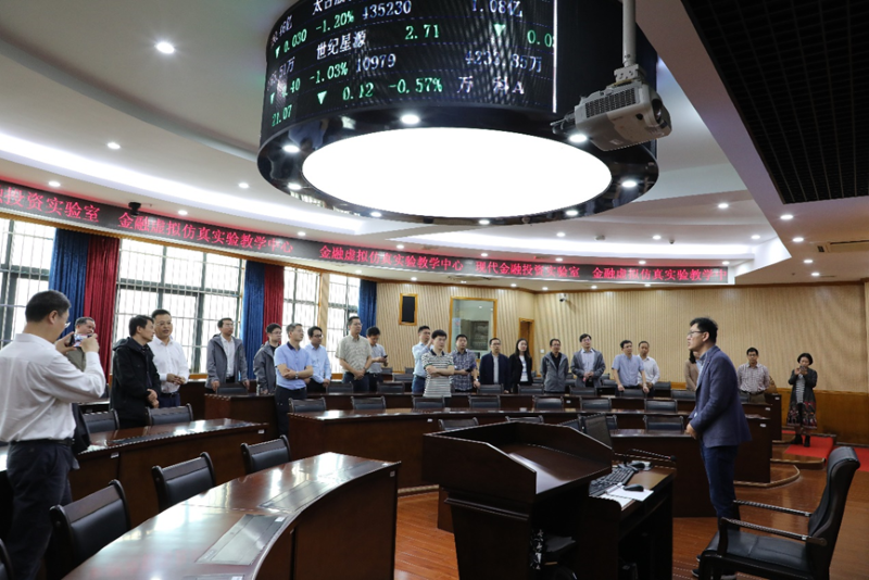 在南宁,广西调研团走访了广西民族大学和广西财经学院。广西民族大学将习近平总书记2010年到该校视察和指导工作的环境建设成为“传习体验馆”,团员们身临其境领会习近平总书记有关“教育对外开放”的指示精神。在广西财经学院,学员们在模拟真实财经类业务的教学实验室——金融虚拟仿真实验教学中心与进行调研交流。 在南宁,广西调研团走访了广西民族大学和广西财经学院。广西民族大学将习近平总书记2010年到该校视察和指导工作的环境建设成为“传习体验馆”,团员们身临其境领会习近平总书记有关“教育对外开放”的指示精神。在广西财经学院,学员们在模拟真实财经类业务的教学实验室——金融虚拟仿真实验教学中心与进行调研交流。