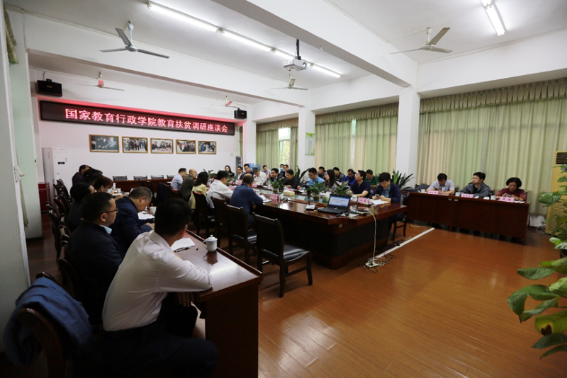 在百色市,广西调研团调研了右江民族医学院,学院在艰苦条件下努力办学、为当地培养医学人才的精神令团员们肃然起敬。 在百色市,广西调研团调研了右江民族医学院,学院在艰苦条件下努力办学、为当地培养医学人才的精神令团员们肃然起敬。