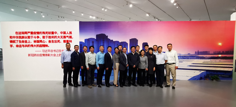 湖北团一行17人,先后赴武汉大学、华中师范大学、华中科技大学、中国地质大学(武汉)、中南财经政法大学、长江大学、三峡大学等7所高校,就“双一流”建设、学科建设、教师考核评价、管理创新、教育信息化、人才培养、学生工作、产学研一体化等展开调研,深入了解了考察学校的历史沿革、治校特色、校园文化等。在鄂期间,学员们还在武汉革命博物馆、抗击新冠肺炎疫情特展进行学习调研,回顾湖北人民艰苦卓绝的革命历程和坚强不屈的抗疫历程。图为湖北调研团在武汉大学调研学习抗击新冠肺炎疫情特展。 湖北团一行17人,先后赴武汉大学、华中师范大学、华中科技大学、中国地质大学(武汉)、中南财经政法大学、长江大学、三峡大学等7所高校,就“双一流”建设、学科建设、教师考核评价、管理创新、教育信息化、人才培养、学生工作、产学研一体化等展开调研,深入了解了考察学校的历史沿革、治校特色、校园文化等。在鄂期间,学员们还在武汉革命博物馆、抗击新冠肺炎疫情特展进行学习调研,回顾湖北人民艰苦卓绝的革命历程和坚强不屈的抗疫历程。图为湖北调研团在武汉大学调研学习抗击新冠肺炎疫情特展。