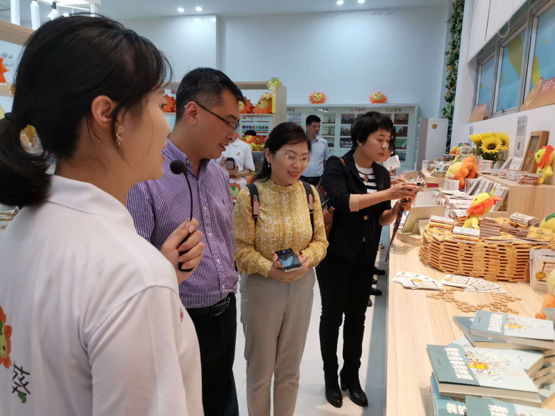 在福州大学科技园区,团员们调研了双一流学科建设给该校带来的新机遇,以及该校紧密贴合地方经济社会发展需求的办学实践。在福建师范大学,调研主要聚焦育人这一高等教育的核心功能,与教务处、学工部、校团委、教育学部等进行深入交流。图为团员在校团委创办的小葵馆内参观,被学生设计的文创产品吸引驻足。 在福州大学科技园区,团员们调研了双一流学科建设给该校带来的新机遇,以及该校紧密贴合地方经济社会发展需求的办学实践。在福建师范大学,调研主要聚焦育人这一高等教育的核心功能,与教务处、学工部、校团委、教育学部等进行深入交流。图为团员在校团委创办的小葵馆内参观,被学生设计的文创产品吸引驻足。