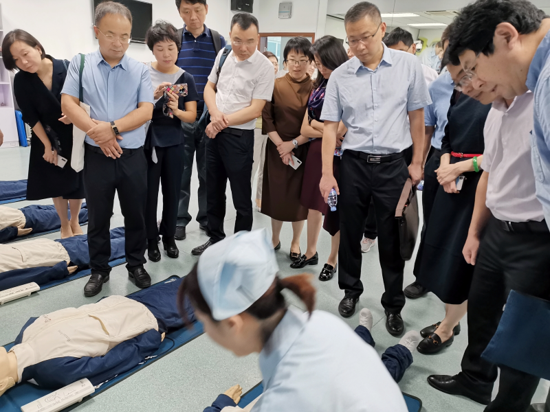 在福建医科大学,团员们调研了临床医学部和护理学院,了解在信息化、智能化背景下,医学和公共卫生人才培养的新机遇与新挑战。图为团员们调研急救知识与技能的教学现场。 在福建医科大学,团员们调研了临床医学部和护理学院,了解在信息化、智能化背景下,医学和公共卫生人才培养的新机遇与新挑战。图为团员们调研急救知识与技能的教学现场。