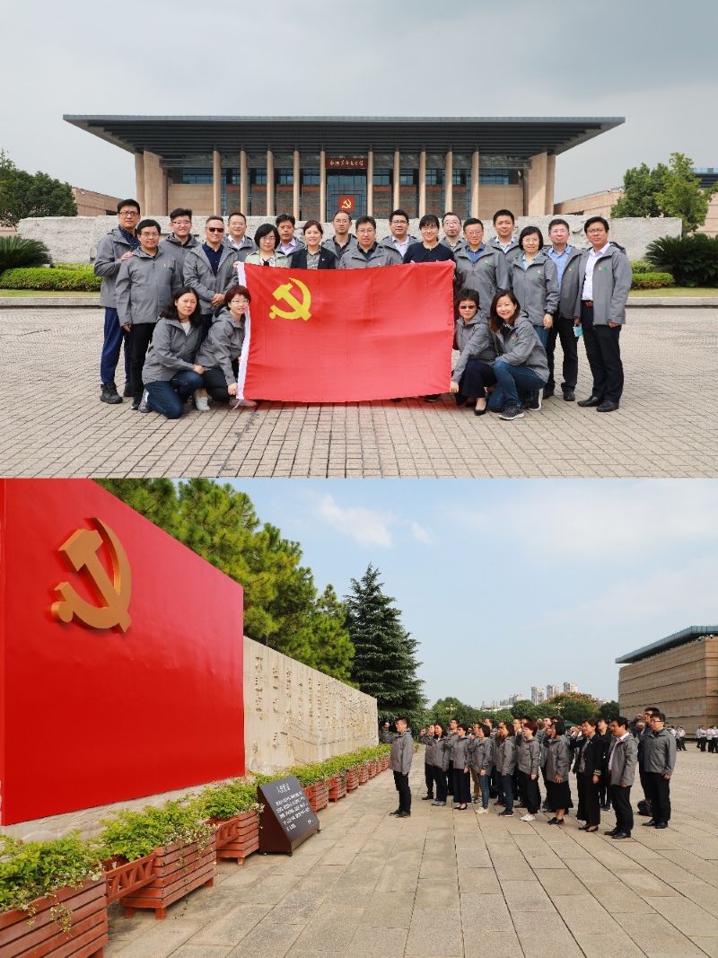 浙江团在嘉兴南湖革命纪念馆开展主题党日活动。学员们在一幅幅定格历史的照片前驻足,在一件件见证历史的展品前观摩,共同回顾71年来我们党团结带领人民创造的波澜壮阔的东方奇迹,深切感受到中华民族从站起来、富起来到强起来的伟大飞跃。大家重温入党誓词,纷纷表示要用实际行动传承和弘扬“红船精神”。 浙江团在嘉兴南湖革命纪念馆开展主题党日活动。学员们在一幅幅定格历史的照片前驻足,在一件件见证历史的展品前观摩,共同回顾71年来我们党团结带领人民创造的波澜壮阔的东方奇迹,深切感受到中华民族从站起来、富起来到强起来的伟大飞跃。大家重温入党誓词,纷纷表示要用实际行动传承和弘扬“红船精神”。